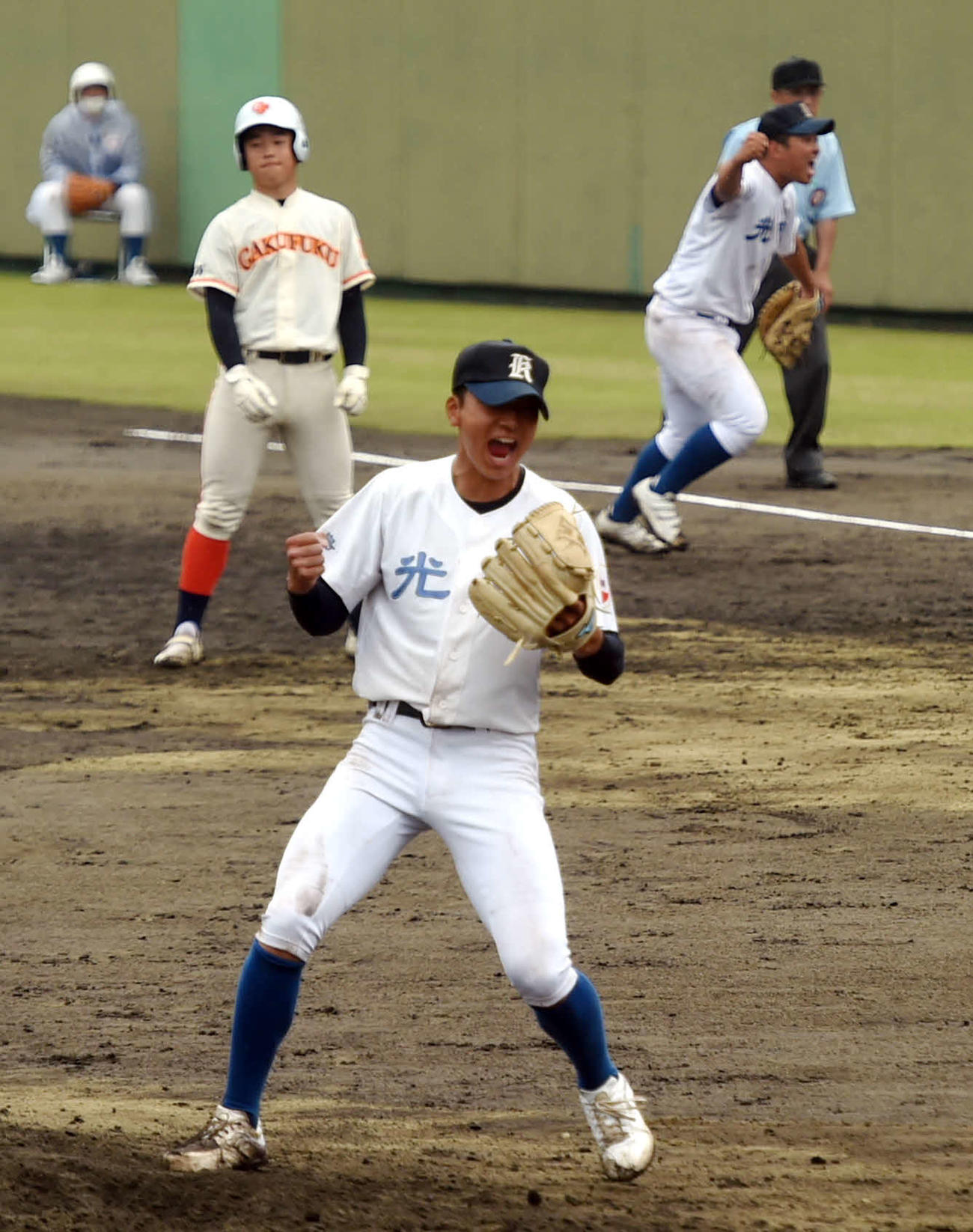 6回、三振を奪いマウンドで雄たけびを上げる光南・小林