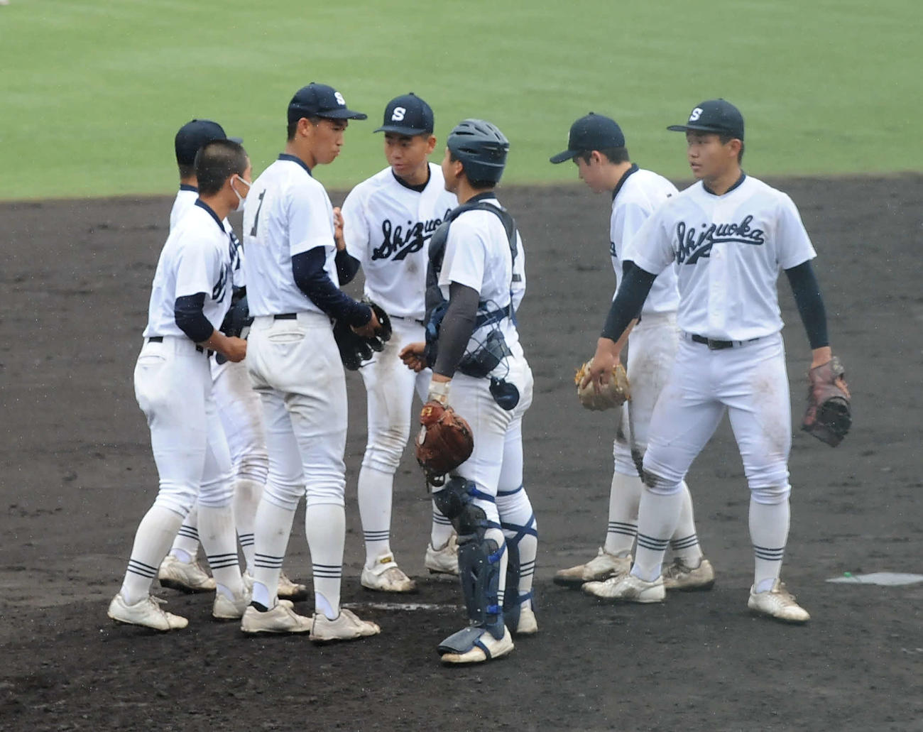 8回に同点とされ、マウンドに集まる静岡高の内野陣