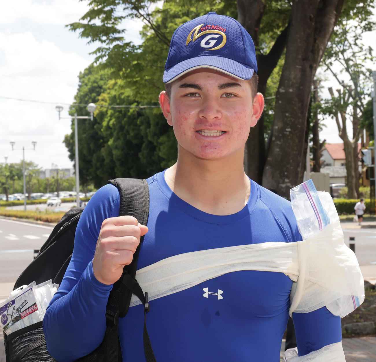 銚子商対明秀学園日立　初戦に勝利し笑顔でガッツポーズの明秀学園日立・石川主将（撮影・野上伸悟）