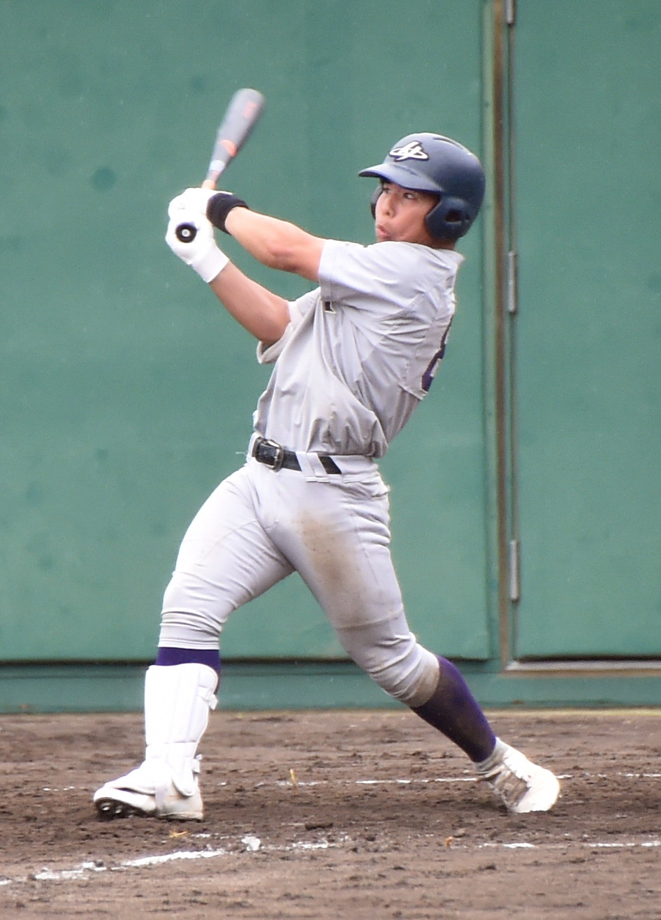 一関学院対花巻東　4回裏花巻東2死一、二塁、右越えへ先制の2点適時二塁打を放つ渡辺陸（撮影・山田愛斗）