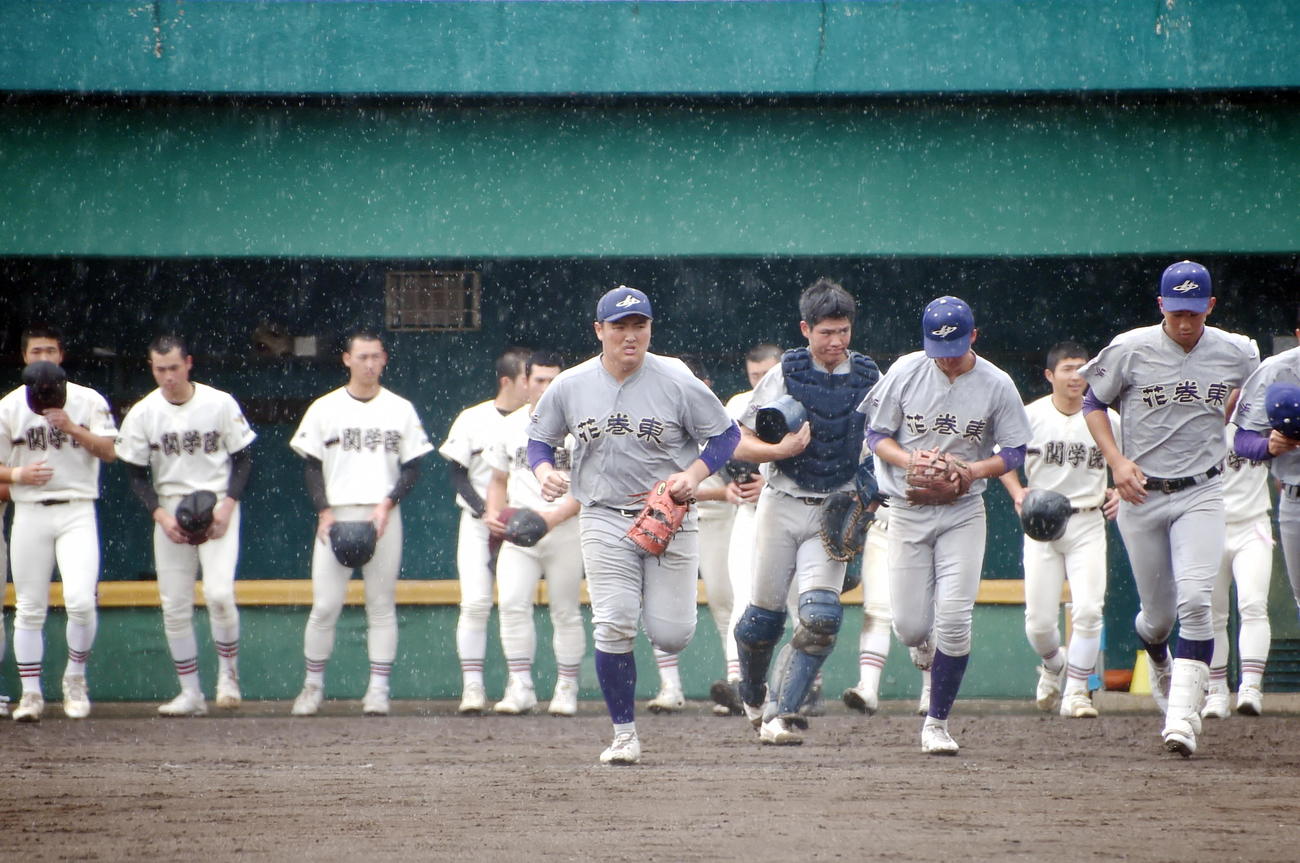 一関学院対花巻東　初戦を突破して応援席へあいさつに向かう佐々木麟太郎（中央）ら花巻東ナイン（撮影・山田愛斗）