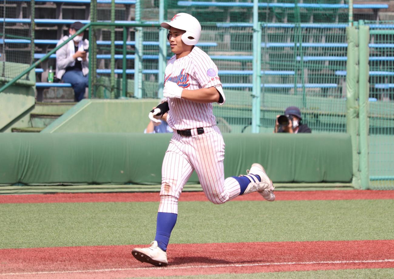 山村学園対市船橋　7回表山村学園2死一、二塁、3ラン本塁打を放つ坪井蒼汰内野手（撮影・阿部泰斉）