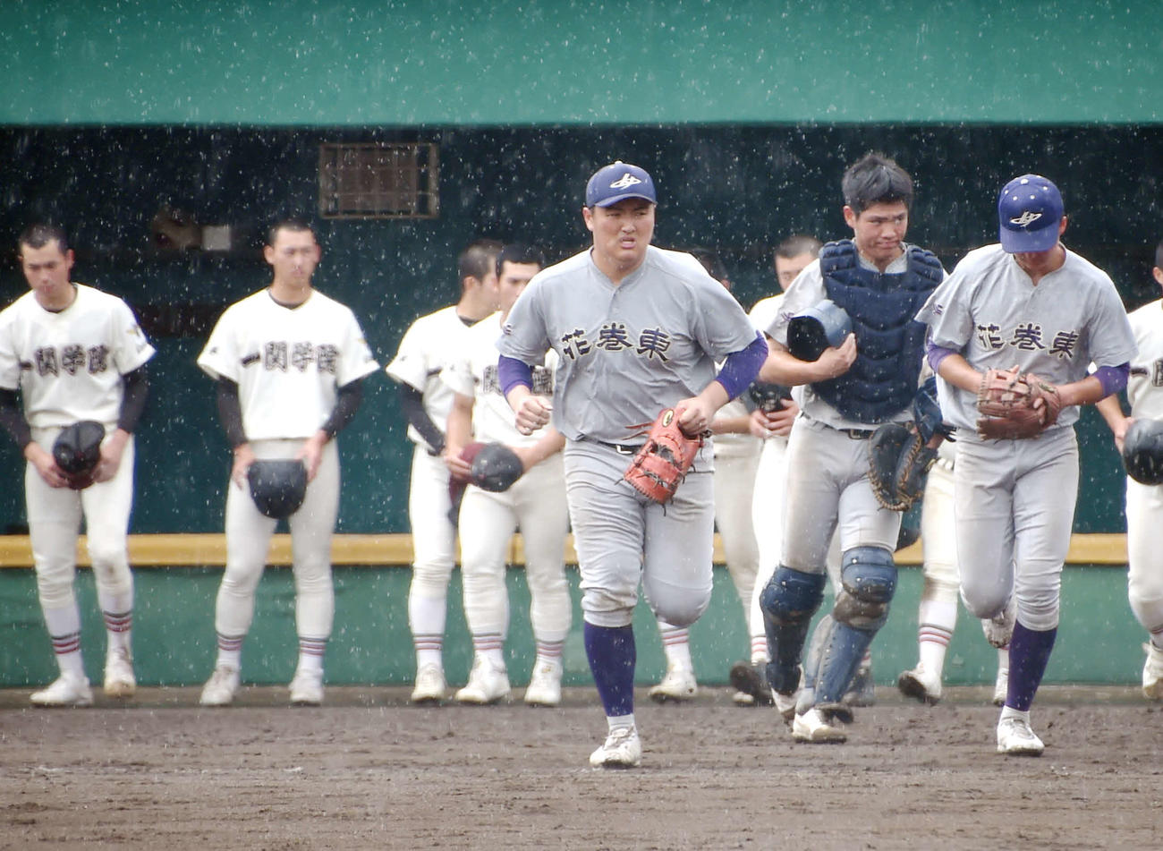 一関学院対花巻東　初戦を突破して応援席へあいさつに向かう佐々木麟（中央）ら花巻東ナイン（撮影・山田愛斗）