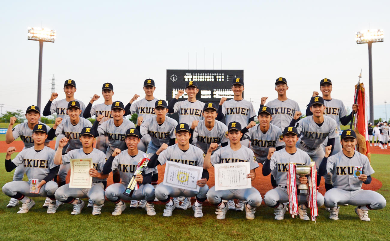 優勝した仙台育英ナインは笑顔でガッツポーズ（撮影・濱本神威）