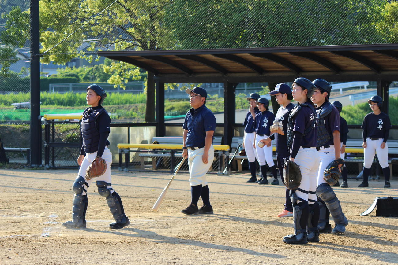 ノックを打つ福井工大福井・中村薫監督＝2022年5月18日（撮影・柏原誠）