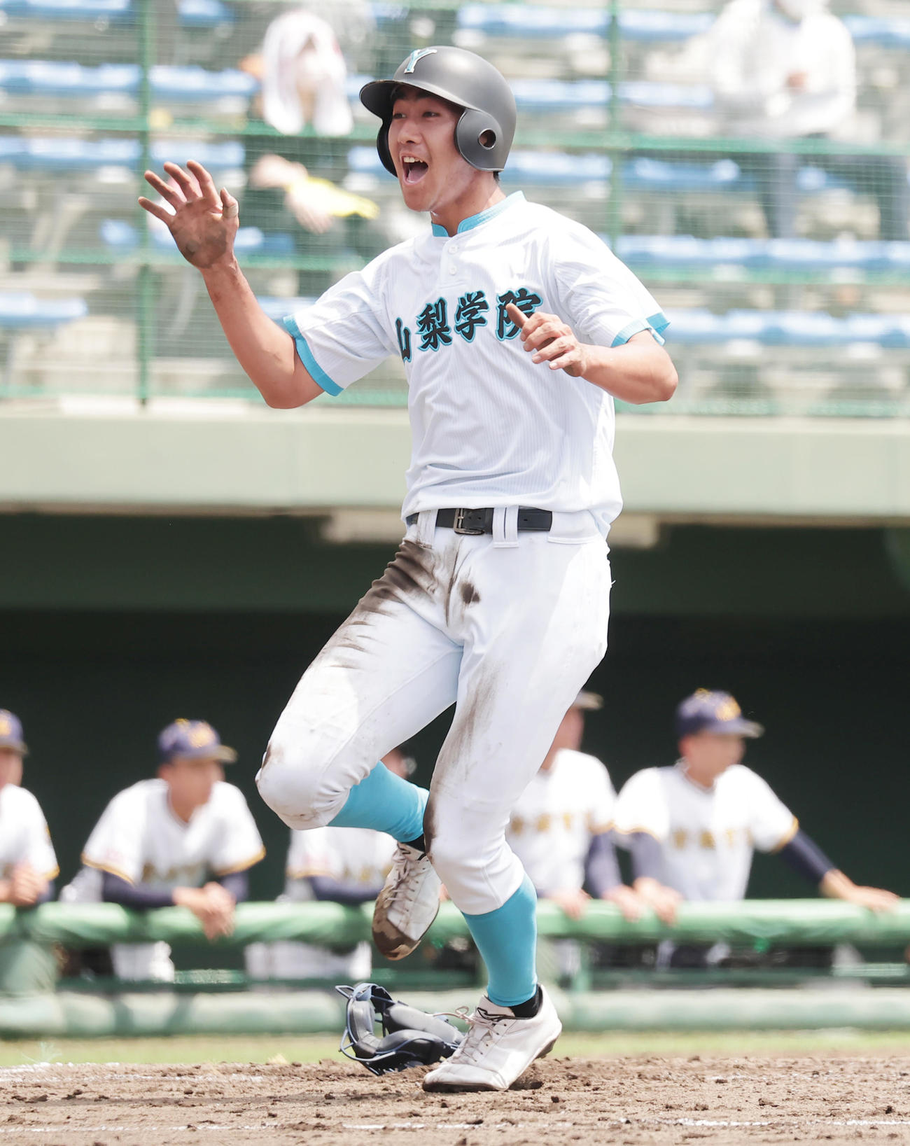 山梨学院対前橋育英　2回表山梨学院2死一、二塁、鈴木の右前適時打で生還する岳原（撮影・野上伸悟）