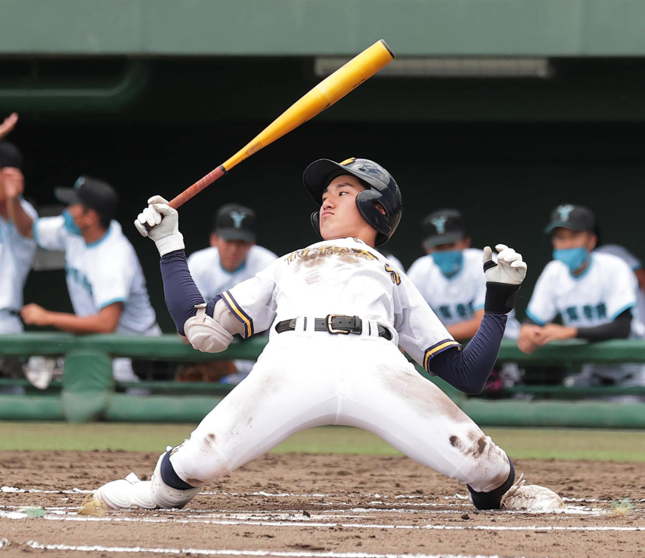 山梨学院対前橋育英　6回裏前橋育英無死、打席で体をそらせる岡田（撮影・野上伸悟）