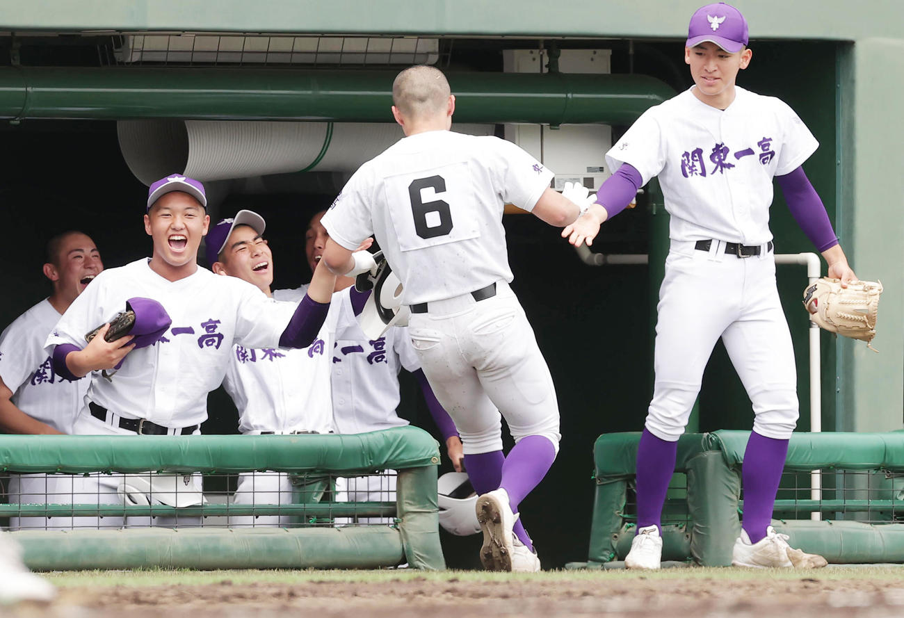 関東第一対高崎健康福祉大高崎　1回表関東第一1死一塁、左越え2点本塁打を放った秋葉を迎えるベンチ（撮影・野上伸悟）