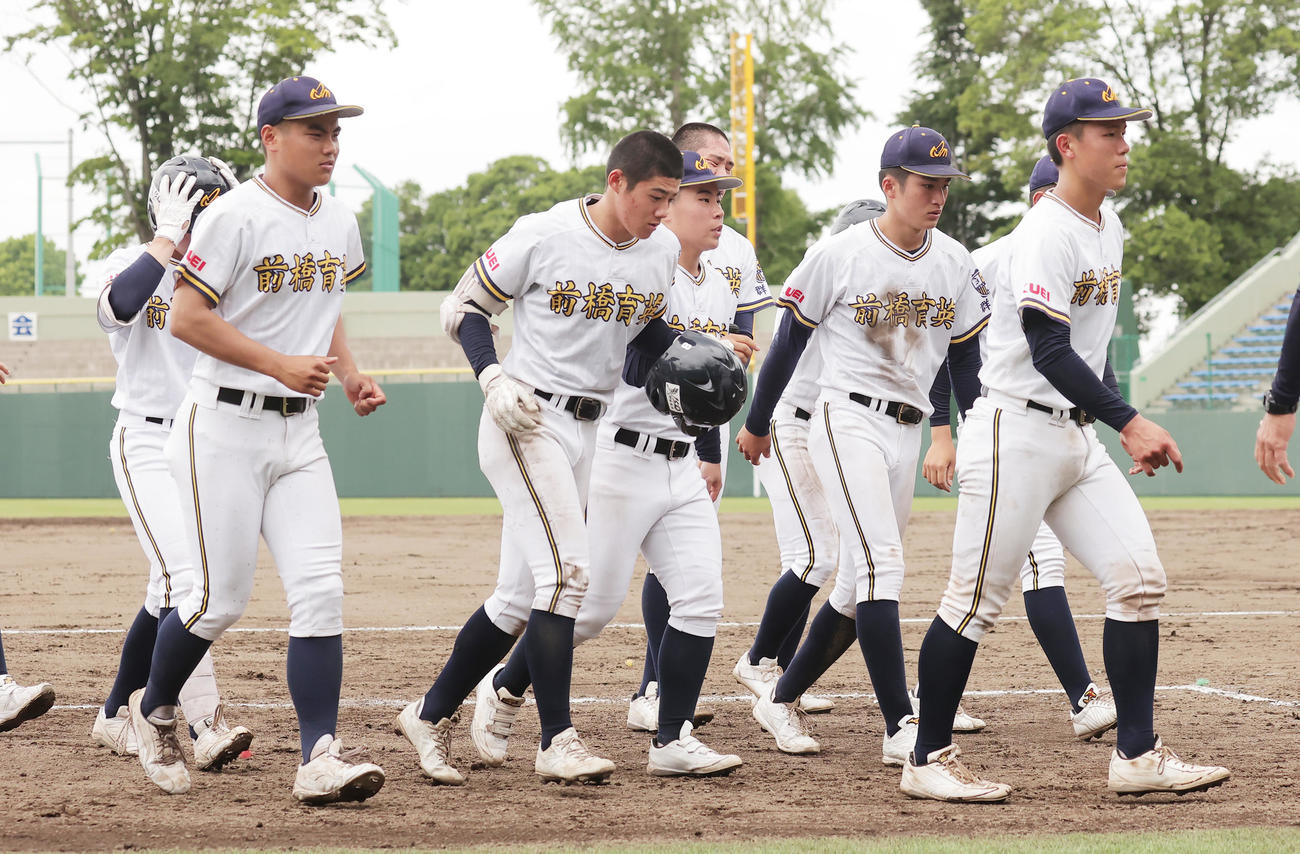 山梨学院対前橋育英　7回コールド負けを喫し無念の表情で引き揚げる前橋育英の選手たち（撮影・野上伸悟）