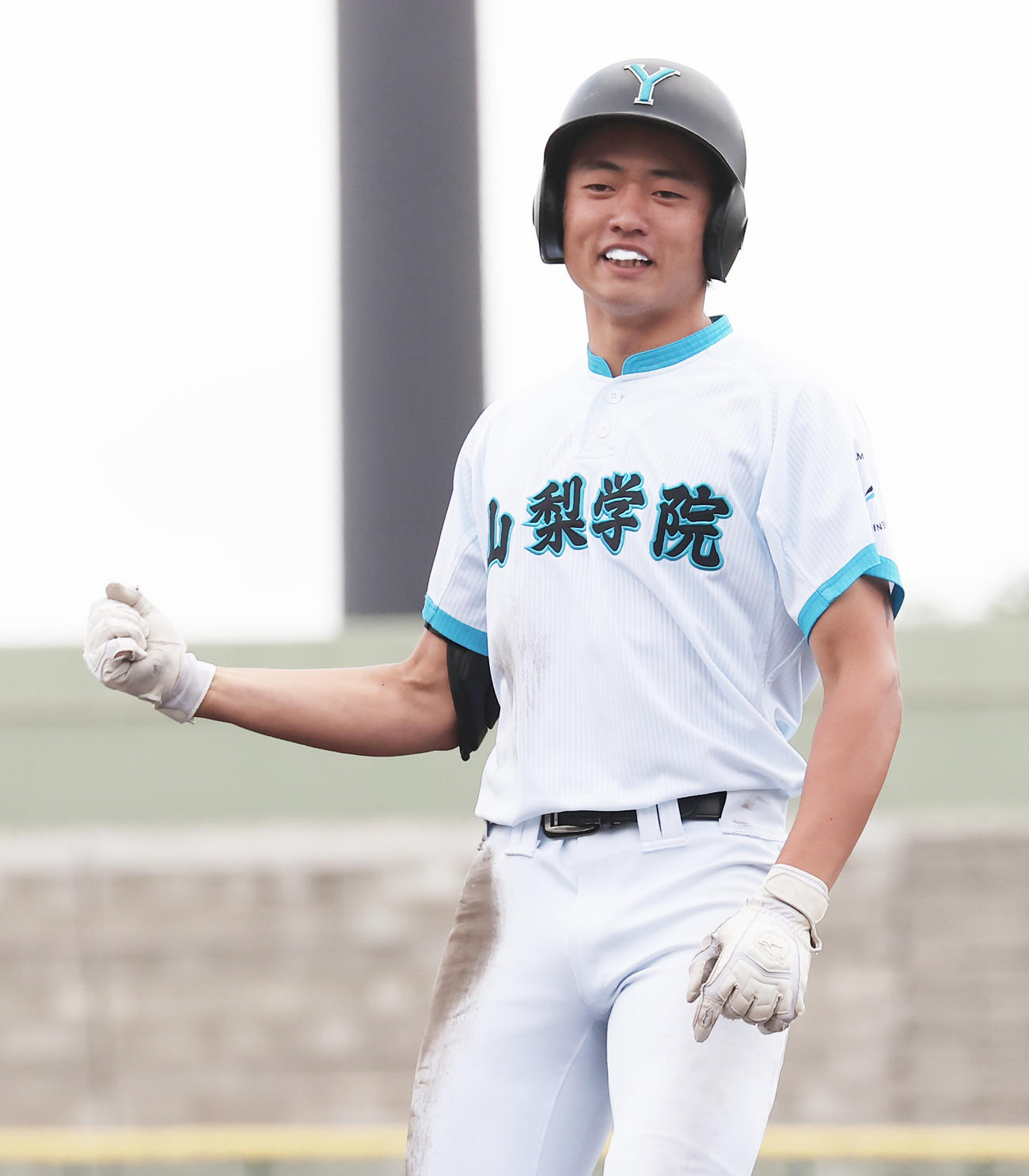 山梨学院対前橋育英　3回表山梨学院1死三塁、中前適時打を放ちガッツポーズの相沢（撮影・野上伸悟）