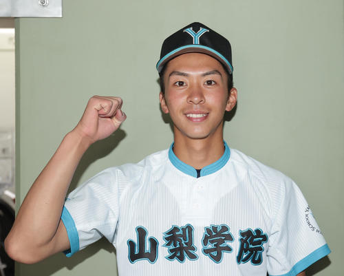 山梨学院対前橋育英　7回無失点でコールド勝ちとし、笑顔でガッツポーズの山梨学院・武藤（撮影・野上伸悟）