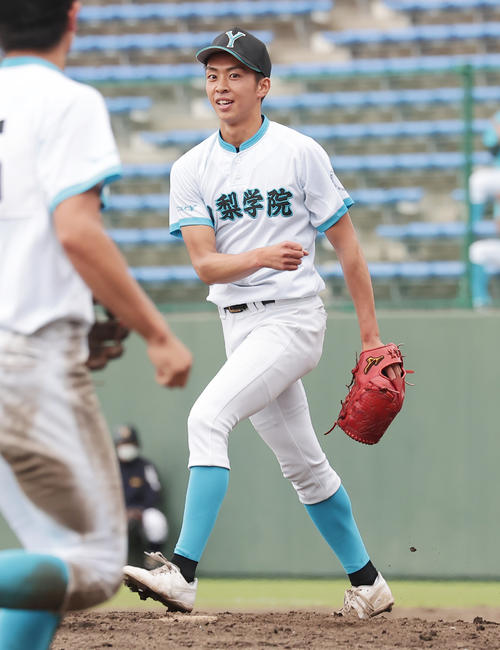 山梨学院対前橋育英　7回無失点でコールド勝ちとし、ガッツポーズの山梨学院・武藤（撮影・野上伸悟）