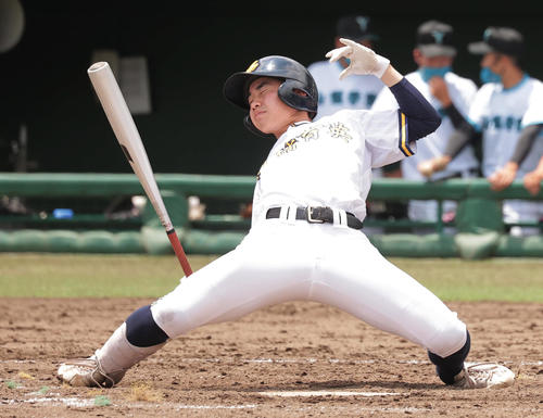 山梨学院対前橋育英　5回裏前橋育英1死、打席で体をそらせる横倉（撮影・野上伸悟）