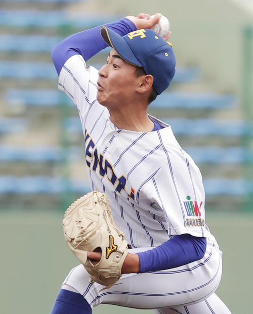 関東第一対高崎健康福祉大高崎　力投する高崎健康福祉大高崎先発の多田（撮影・野上伸悟）