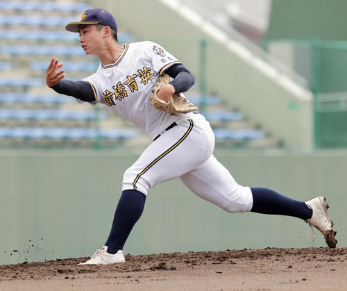 山梨学院対前橋育英　力投する前橋育英先発の堀（撮影・野上伸悟）