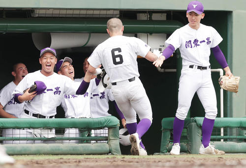 関東第一対高崎健康福祉大高崎　1回表関東第一1死一塁、左越え2点本塁打を放った秋葉を迎えるベンチ（撮影・野上伸悟）