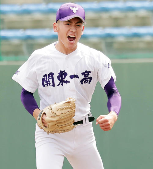 関東第一対高崎健康福祉大高崎　5回コールドで勝利しガッツポーズで喜ぶ関東第一・桝川（撮影・野上伸悟）