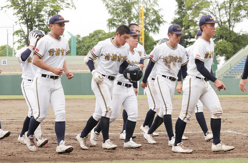 山梨学院対前橋育英　7回コールド負けを喫し無念の表情で引き揚げる前橋育英の選手たち（撮影・野上伸悟）