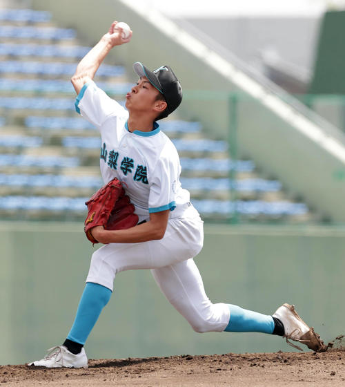 山梨学院対前橋育英　力投する山梨学院先発の武藤（撮影・野上伸悟）