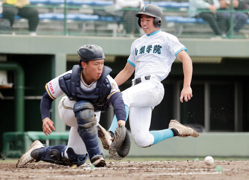 山梨学院対前橋育英　2回表山梨学院1死一、三塁、渋谷の投前スクイズで先制の生還を果たす相沢。捕手清塚（撮影・野上伸悟）