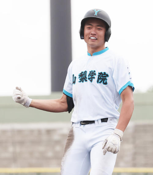 山梨学院対前橋育英　3回表山梨学院1死三塁、中前適時打を放ちガッツポーズの相沢（撮影・野上伸悟）