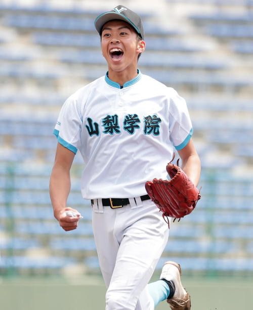 山梨学院対前橋育英　3回裏を終えほえながらベンチに戻る山梨学院先発の武藤（撮影・野上伸悟）