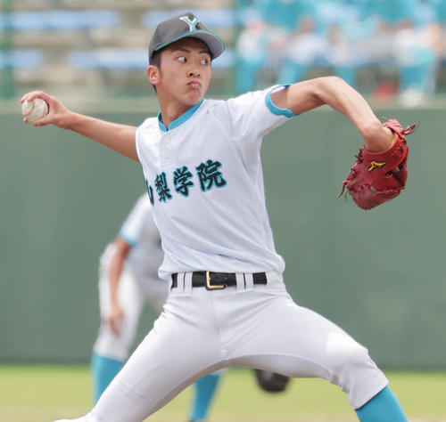 山梨学院対前橋育英　力投する山梨学院先発の武藤（撮影・野上伸悟）