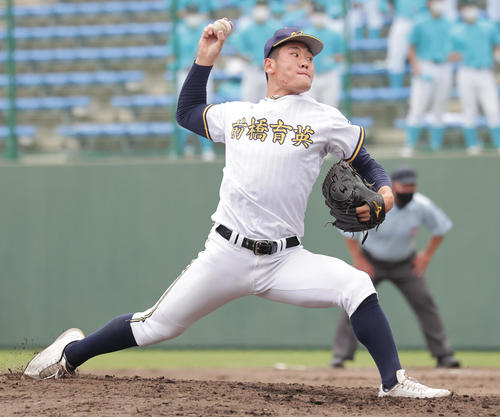 山梨学院対前橋育英　力投する前橋育英・生方（撮影・野上伸悟）