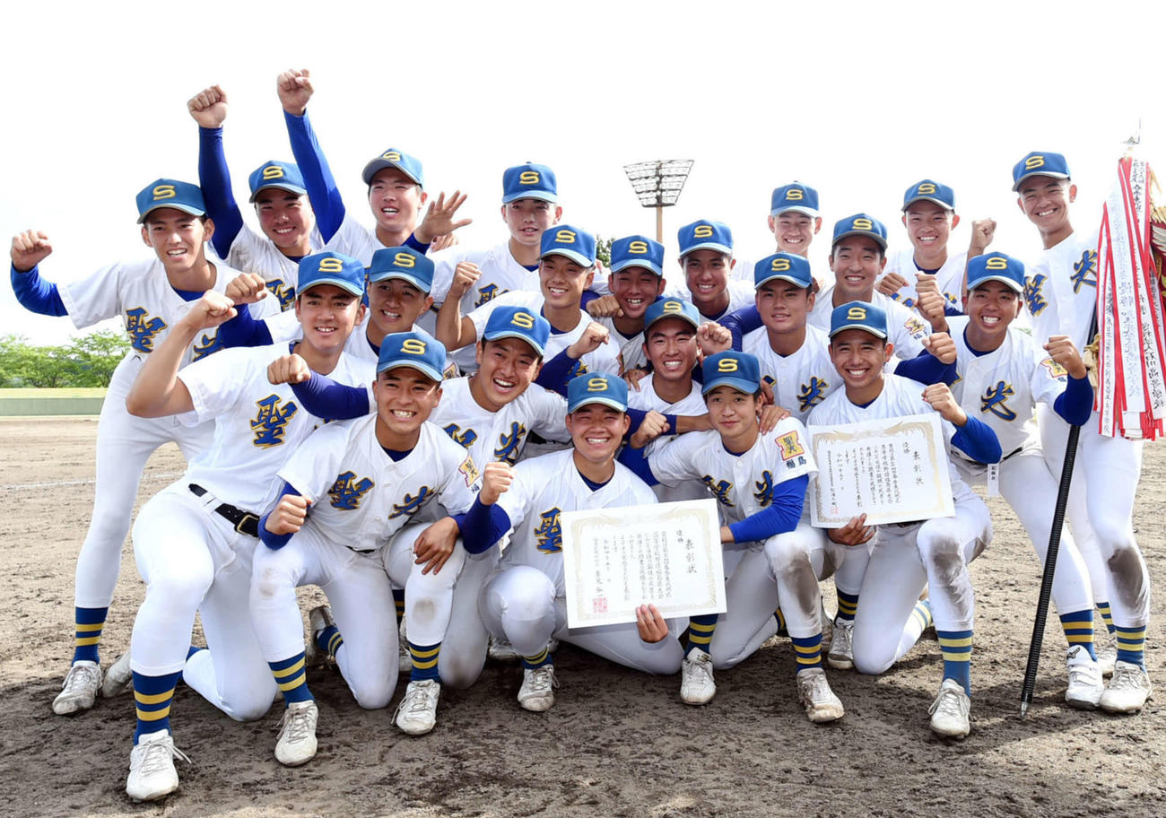 2年連続12度目の優勝にガッツポーズで喜ぶ聖光学院ナイン（撮影・相沢孔志）