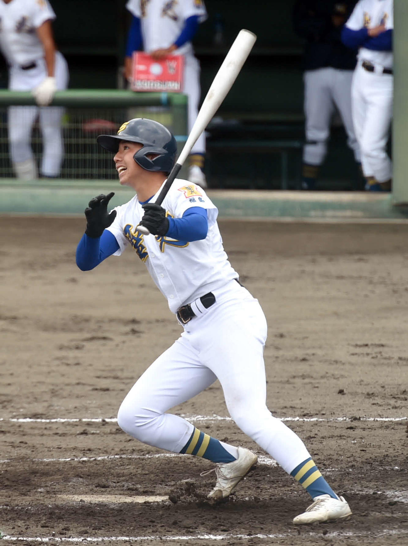 2回、左中間に勝ち越しの適時二塁打を放つ赤堀