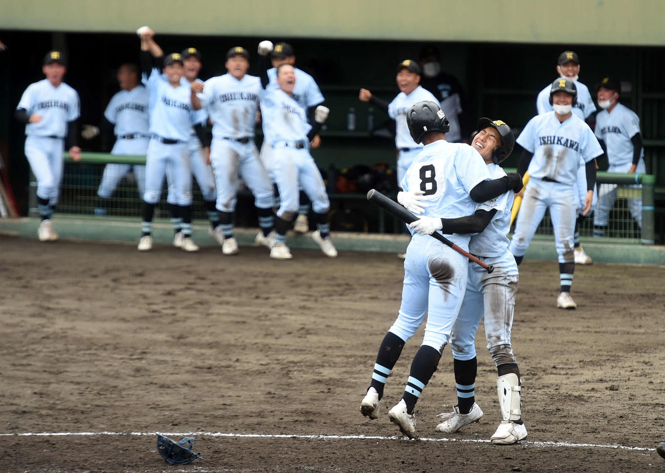 9回、3点を勝ち越して歓喜する学法石川ナイン