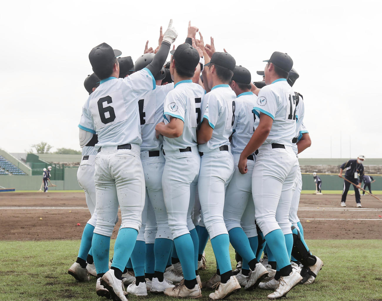 山梨学院対前橋育英　試合前に盛り上がる山梨学院の選手たち（撮影・野上伸悟）