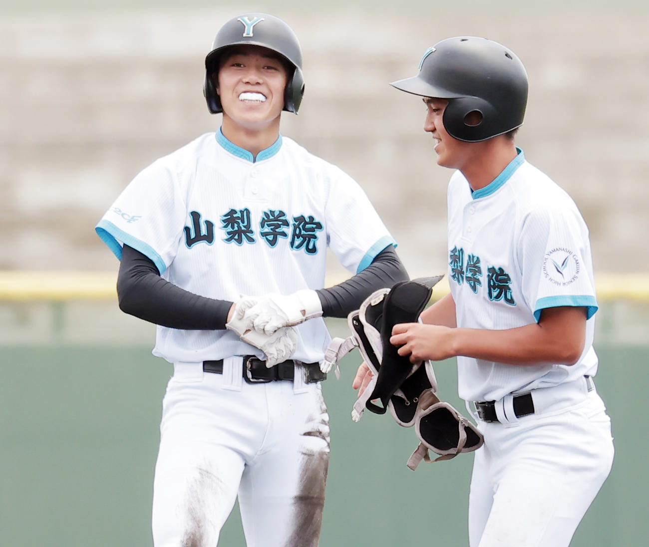 山梨学院対前橋育英　3回表山梨学院2死一、三塁、右適時二塁打を放った渋谷は、三塁に向かおうとして転倒し苦笑い（撮影・野上伸悟）