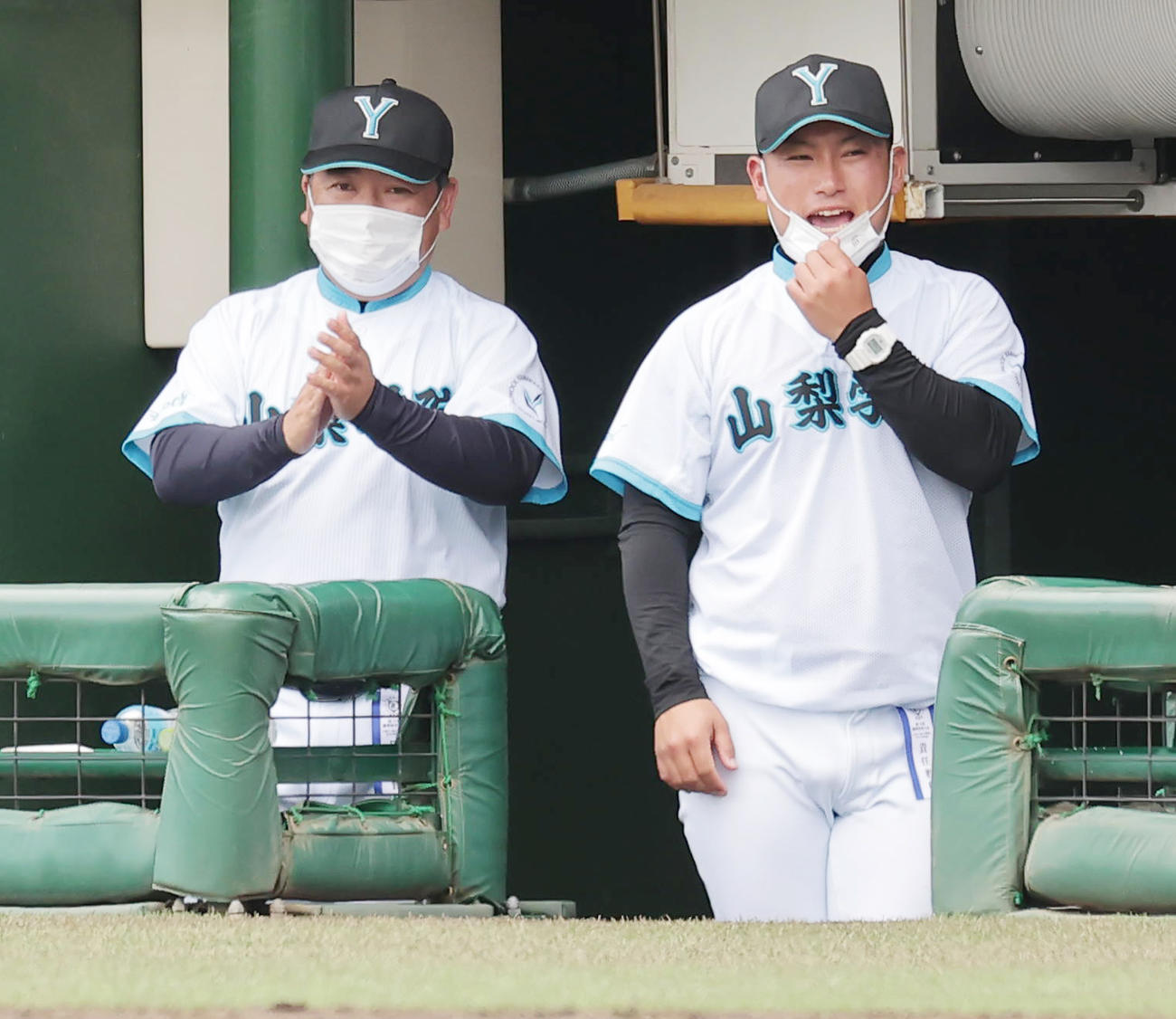 山梨学院対前橋育英　ベンチで拍手する山梨学院・吉田洸二監督（左）と、指示を出す吉田健人部長（撮影・野上伸悟）
