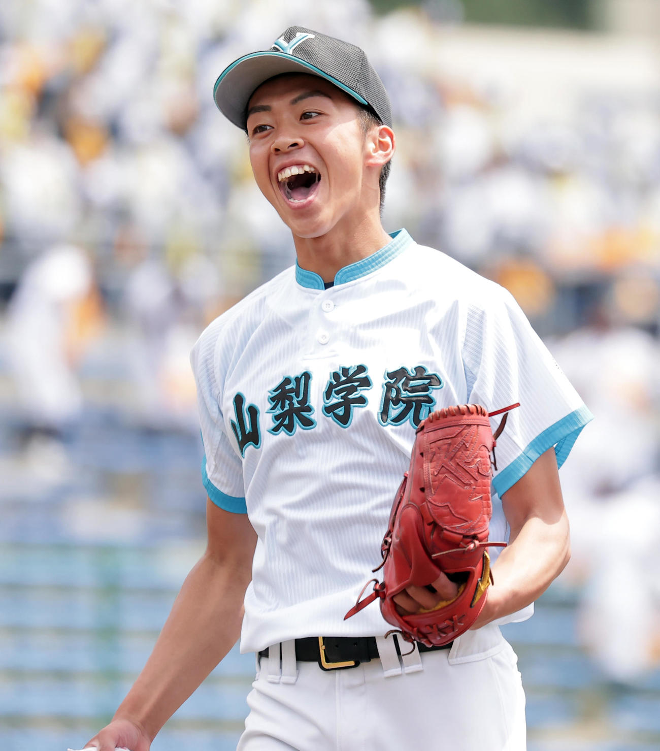 山梨学院対前橋育英　3回裏を終えほえながらベンチに戻る山梨学院先発の武藤（撮影・野上伸悟）