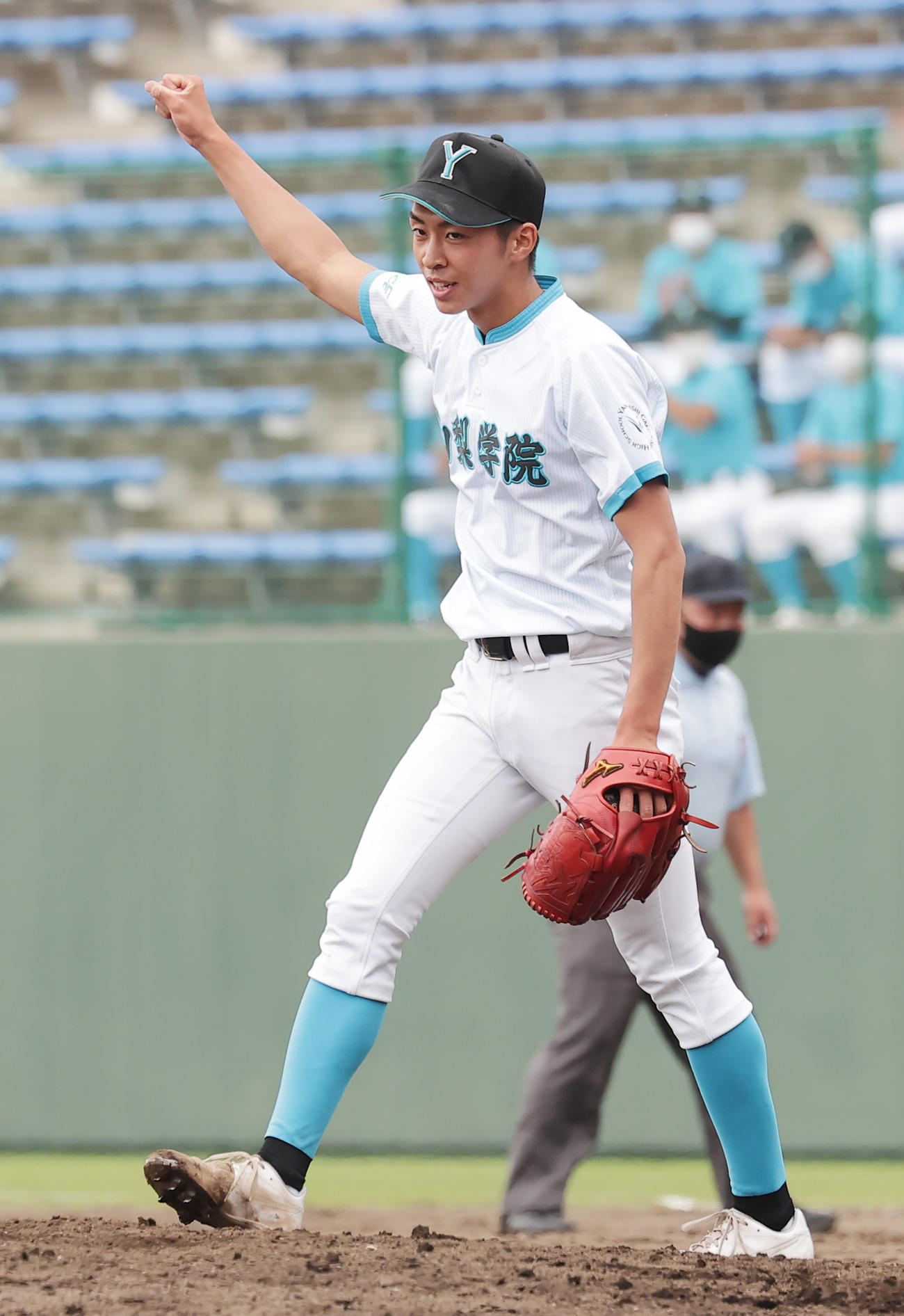 山梨学院対前橋育英　7回無失点でコールド勝ちとし、右手を突き上げる山梨学院・武藤（撮影・野上伸悟）