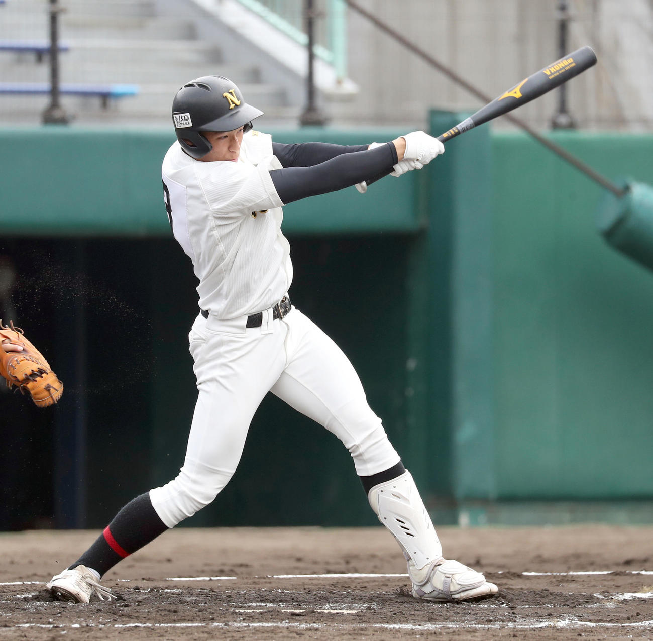 旭川明成対札幌日大　1回裏札幌日大1死満塁、前川は2点適時二塁打を放つ（撮影・佐藤翔太）