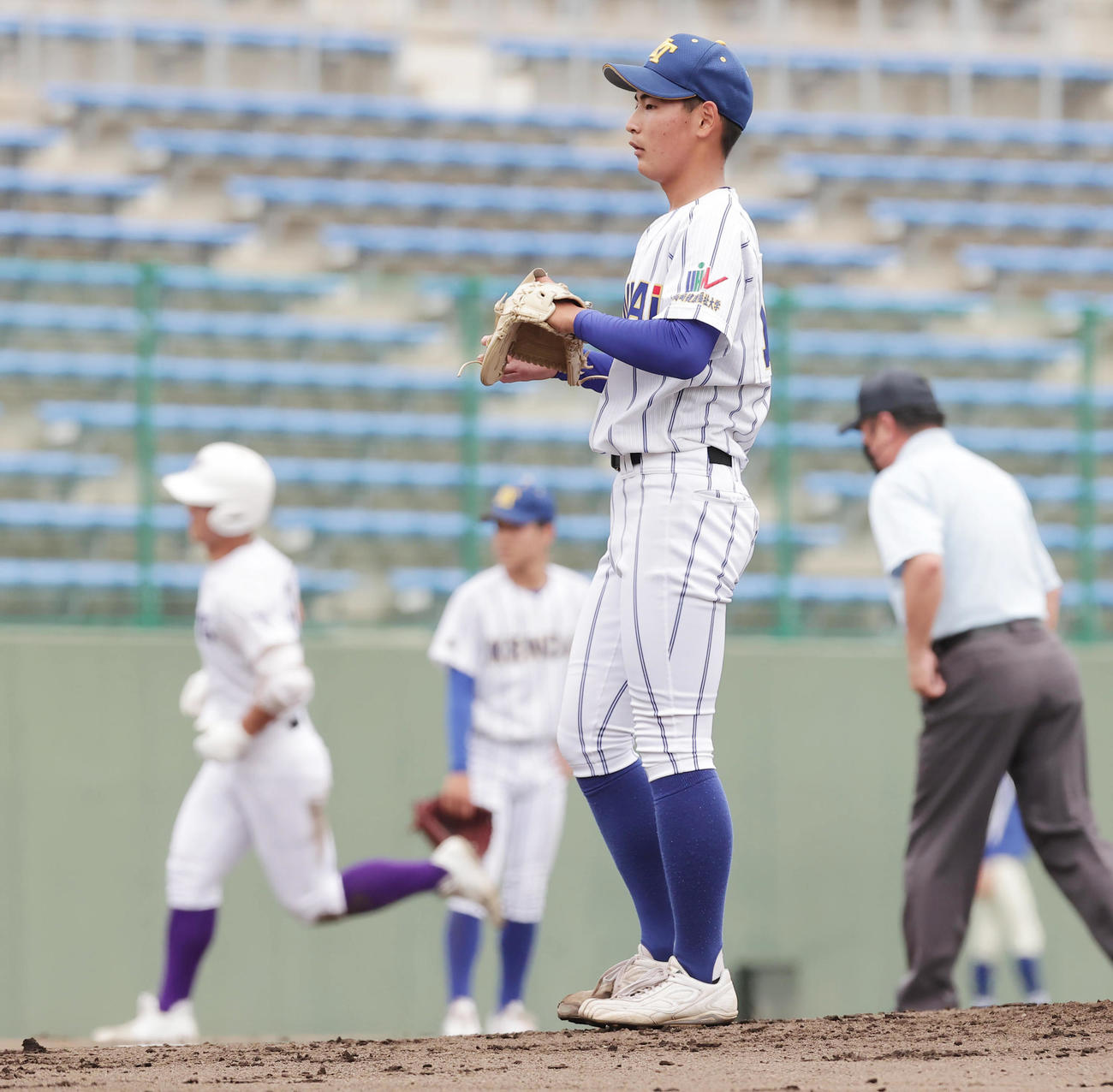関東第一対高崎健康福祉大高崎　2回表関東第一2死三塁、井坪（奥）に左越え2点本塁打を許す多田（撮影・野上伸悟）
