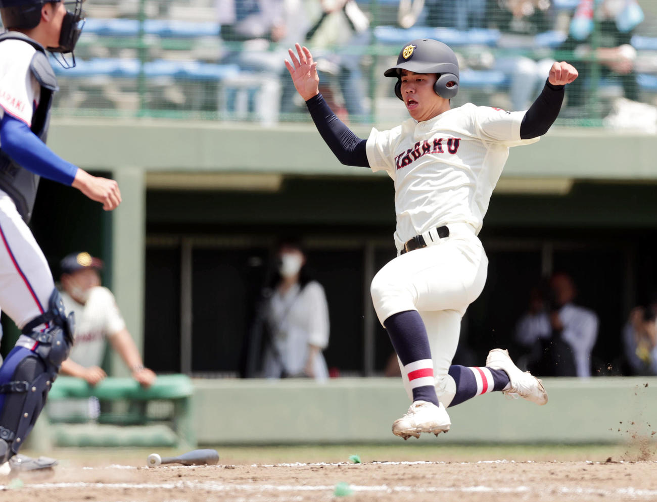 明秀学園日立対浦和学院　2回裏浦和学院2死満塁、伊丹の中前2点適時打で生還する宮城（撮影・野上伸悟）