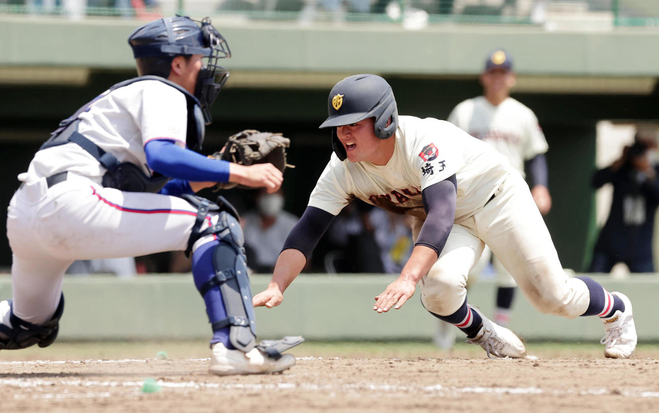 明秀学園日立対浦和学院　3回裏浦和学院2死一塁、八谷の左中間適時二塁打で生還する鍋倉（撮影・野上伸悟）
