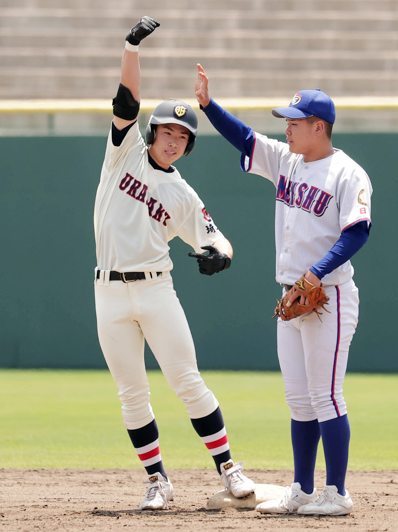 明秀学園日立対浦和学院　6回裏浦和学院1死二塁、左適時二塁打を放ちガッツポーズで喜ぶ大勝（撮影・野上伸悟）
