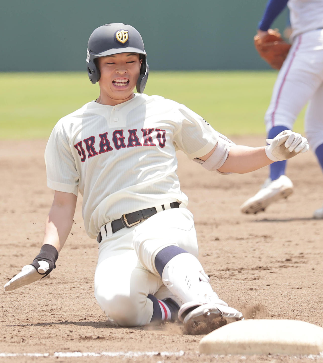 明秀学園日立対浦和学院　6回裏浦和学院1死満塁、走者一掃の中越え適時三塁打を放つ伊丹（撮影・野上伸悟）
