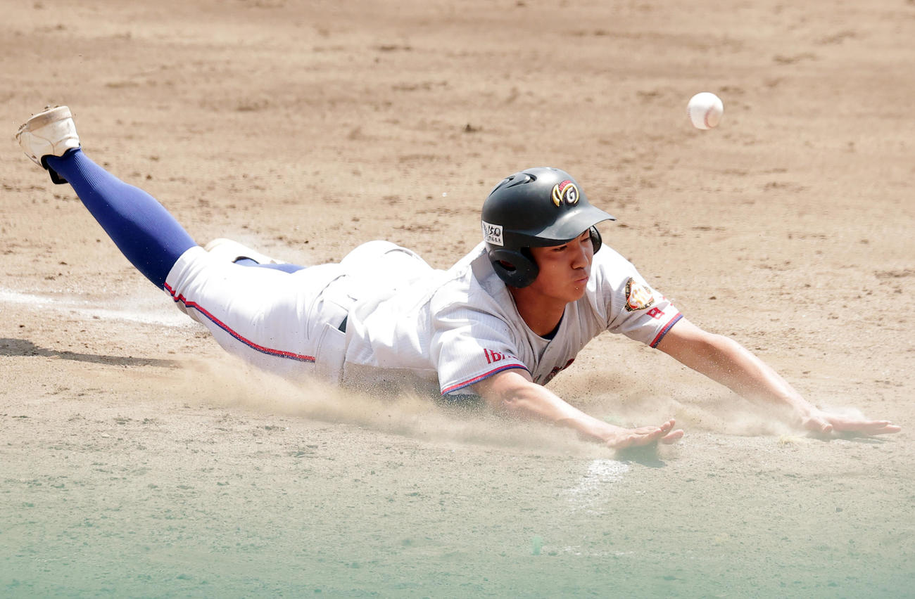 明秀学園日立対浦和学院　5回表明秀学園日立1死一、二塁、猪俣の投ゴロを宮城が三塁に悪送球する間に生還する小久保（撮影・野上伸悟）