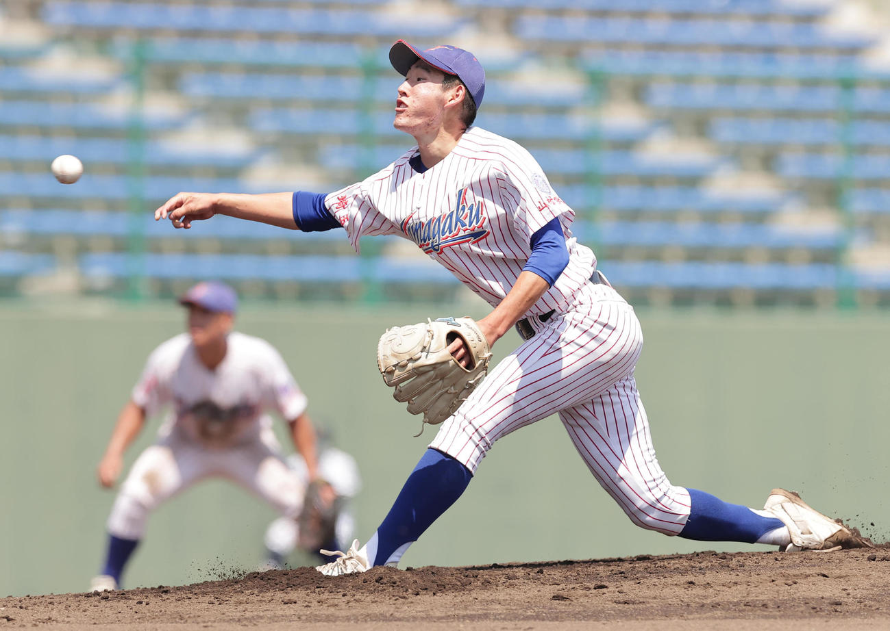 山村学園対作新学院　力投する山村学園先発の山田翼（撮影・野上伸悟）