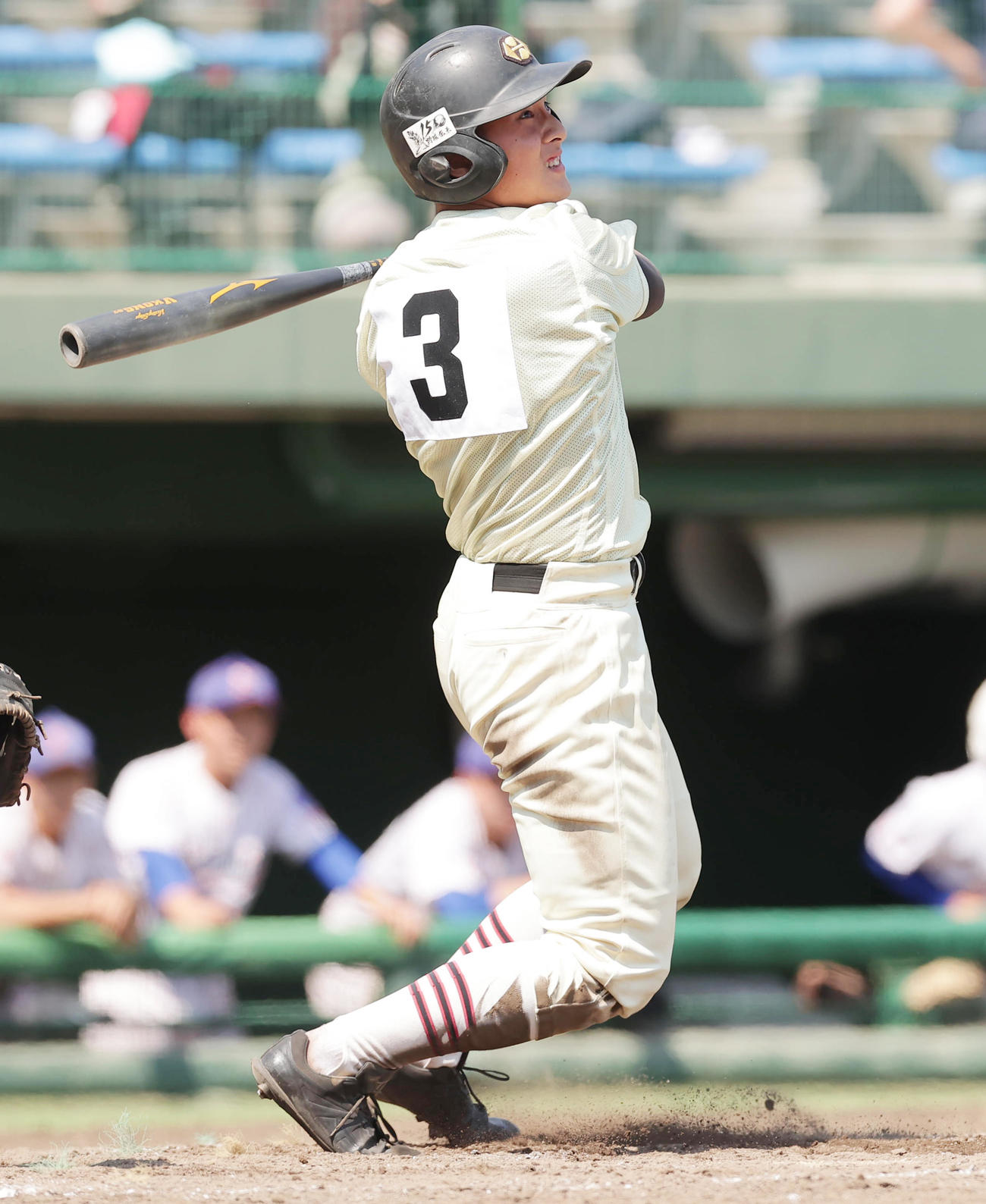 山村学園対作新学院　4回裏作新学院1死三塁、右犠飛を放つ斎藤（撮影・野上伸悟）