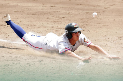 明秀学園日立対浦和学院　5回表明秀学園日立1死一、二塁、猪俣の投ゴロを宮城が三塁に悪送球する間に生還する小久保（撮影・野上伸悟）