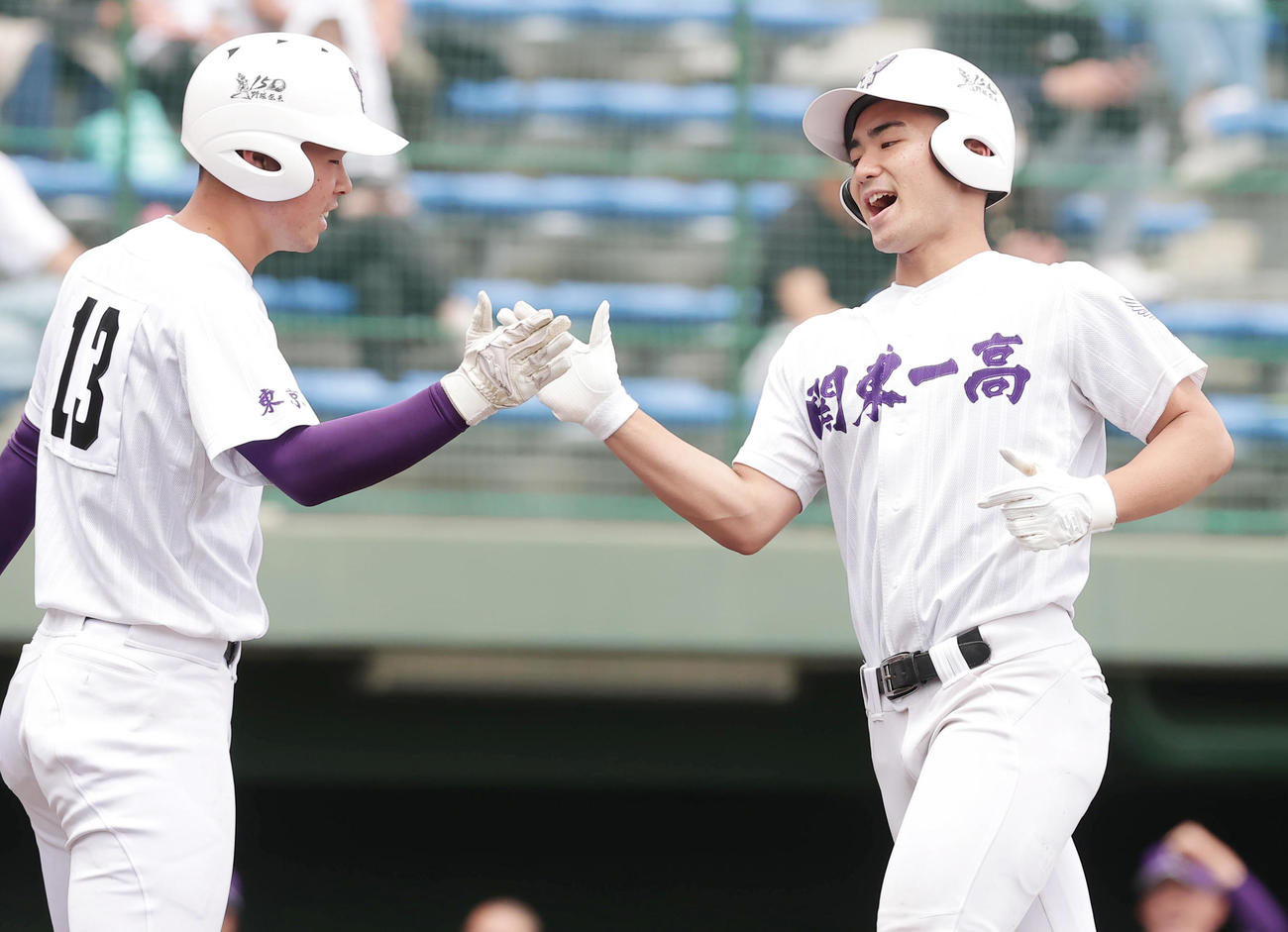 関東第一対高崎健康福祉大高崎　1回表関東第一1死一塁、左越え2点本塁打を放ち衛藤（左）に迎えられる秋葉（撮影・野上伸悟）