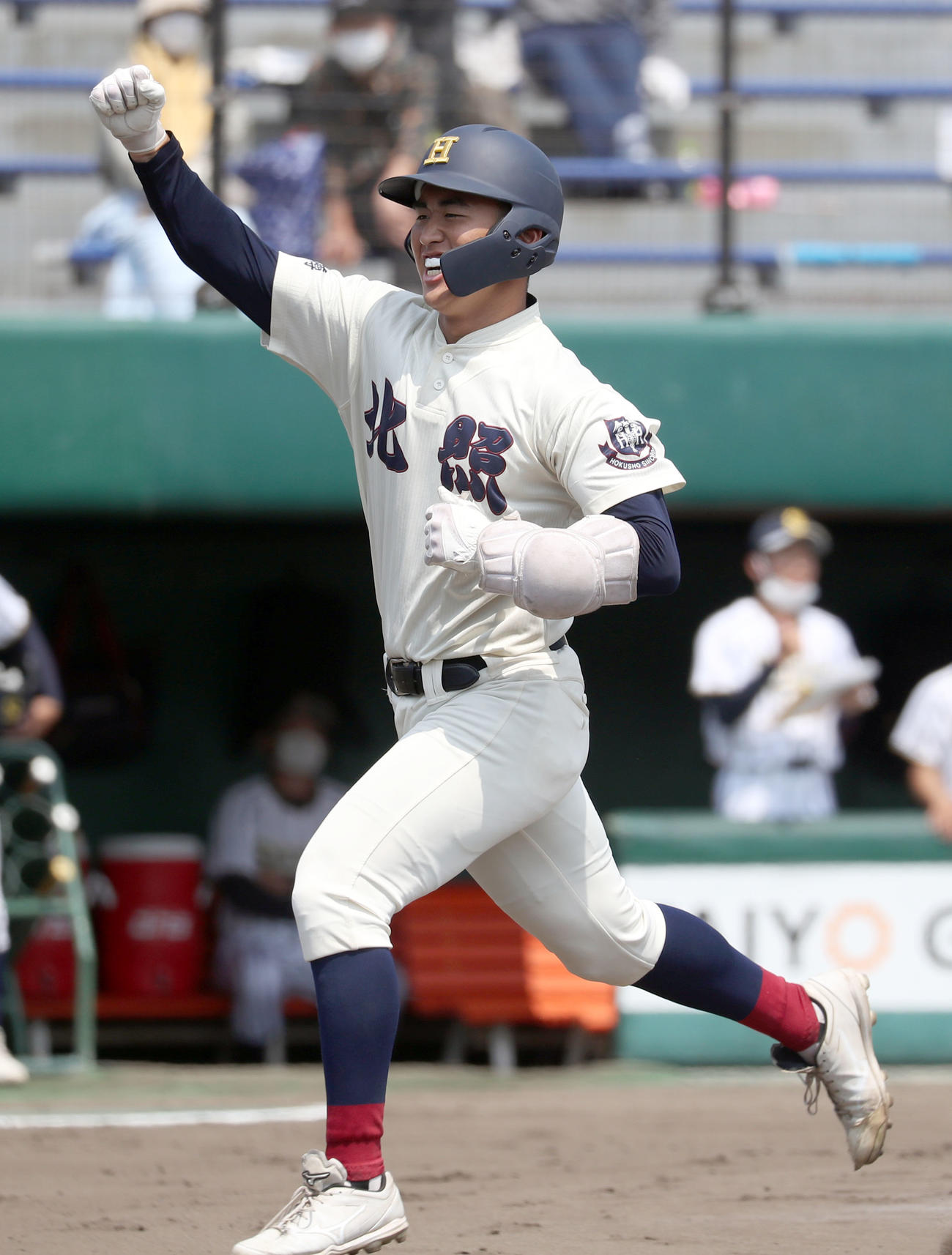 白樺学園対北照　1回裏北照2死二塁、今枝は先制となる左越え2点本塁打を放ちガッツポーズをする（撮影・佐藤翔太）
