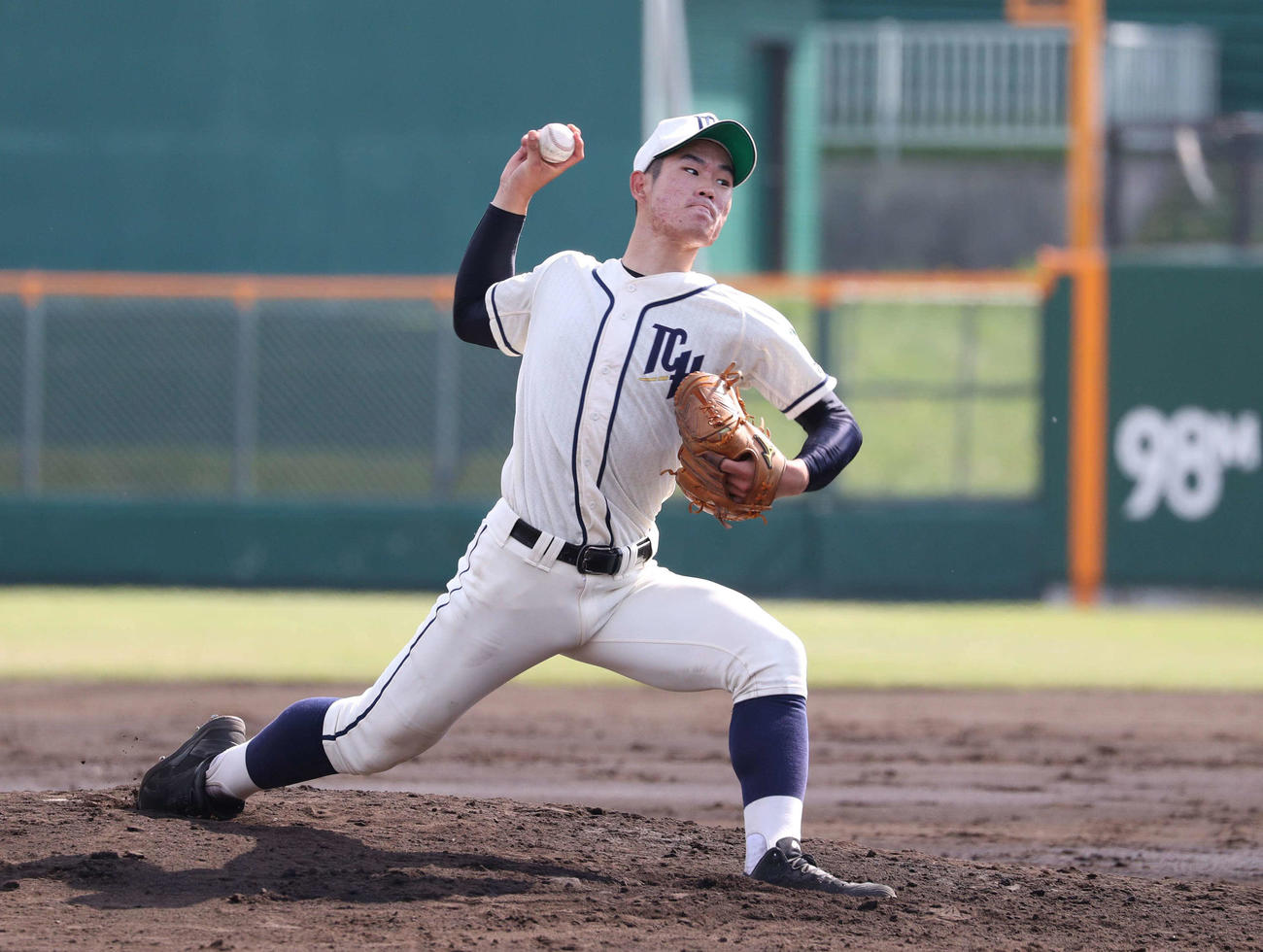 北海対苫小牧中央　力投で完投勝利した苫小牧中央・斉藤（撮影・黒川智章）