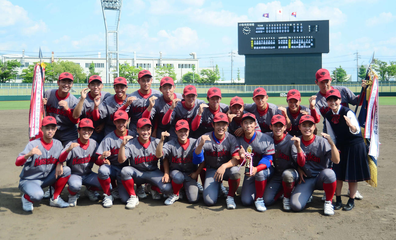 初出場初優勝に笑顔を見せる浜松開誠館ナイン